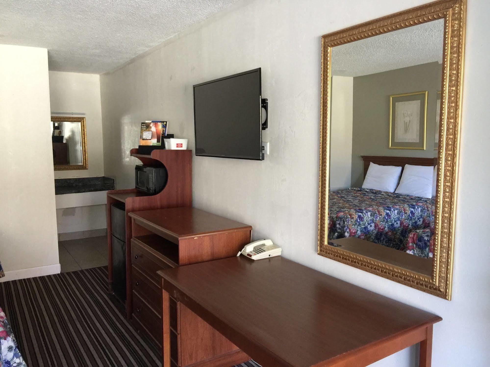 Red Carpet Inn & Suites - แดนวิลล์ ภายนอก รูปภาพ